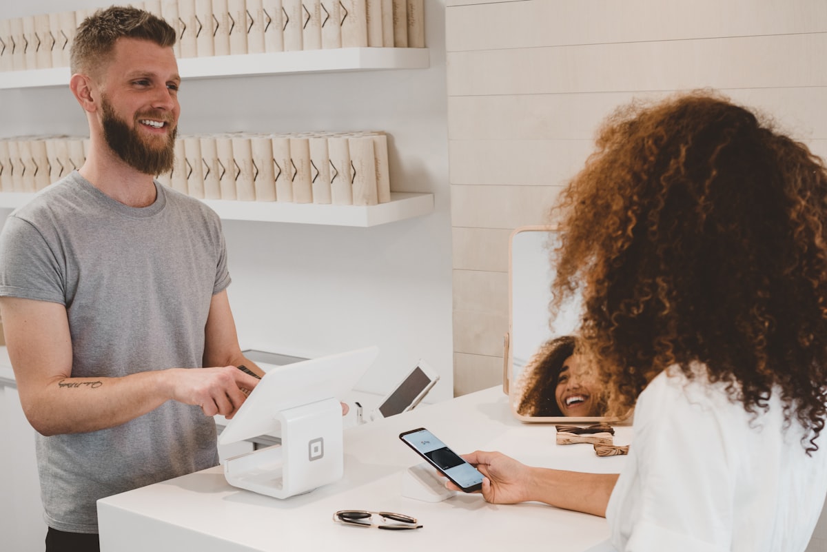 Small business owner at a checkout counter — symboliserar svenska småföretag